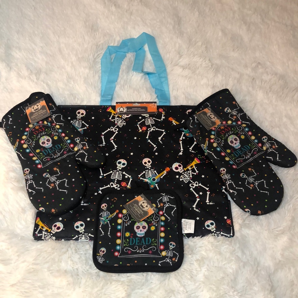 💀 Day of the Dead 💀 2 Oven Mitts 🖤 2 Pot Holders 🖤 1 Reusable Tote Bag 🖤